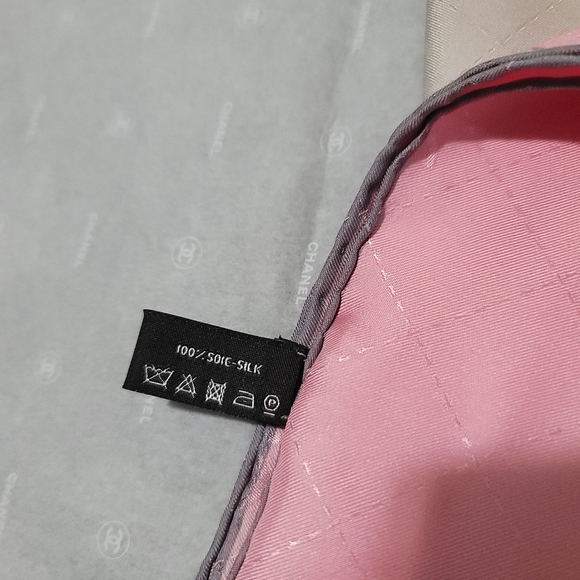 SOLD‼️Chanel pearl scarf silk size 90×90 - Picture 7 of 14